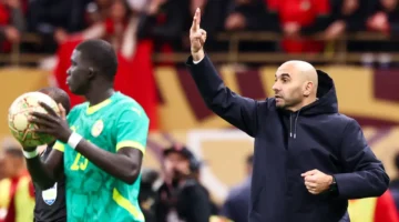 الركراكي غاضب.. أجواء غير صحية بين السنغال والمغرب تُسيء للكرة الإفريقية